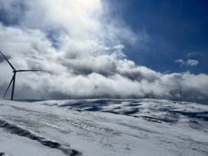 Vindmølle i horisonten over snøvidde.